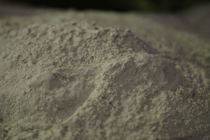 ベントナイトゼオライトを販売するカサネン工業のベントナイト粉